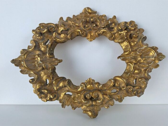 antique gilded frame in stuccoed wood 4