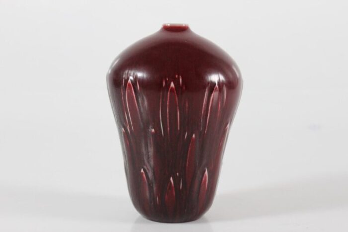 danish large leaf vase with oxblood glaze by gerd bogelund for royal copenhagen 1970s 1