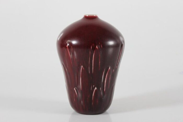 danish large leaf vase with oxblood glaze by gerd bogelund for royal copenhagen 1970s 5