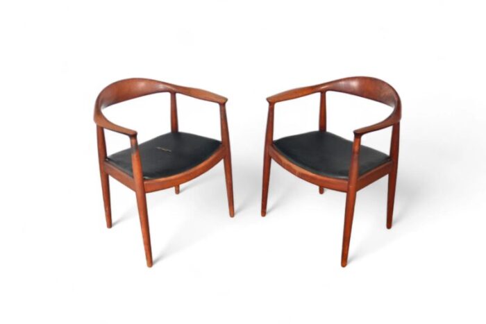 mid 20th century pair of hans wegner round chairs in teak 7052