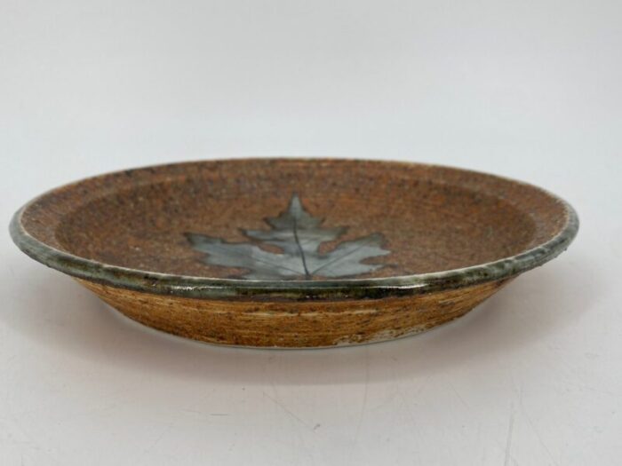 studio ceramic plate with oak leaf by ingrid toennishoff germany 1978 4